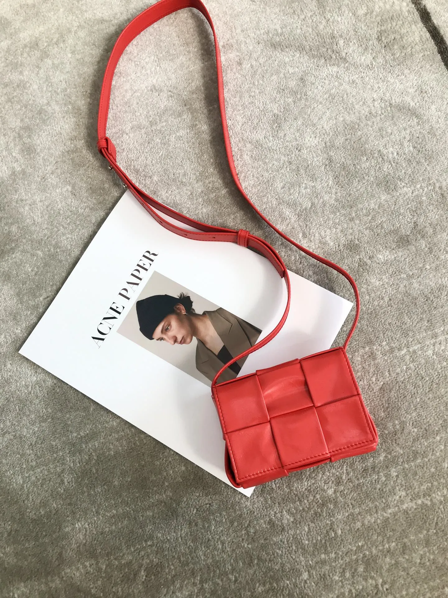 𝗕𝗼𝘁𝘁𝗲𝗴𝗮 𝗩𝗲𝗻𝗲𝘁𝗮———— New product𝗺𝗶𝗻𝗶 𝗰𝗮𝘀𝘀𝗲𝘁𝘁𝗲‼ ️ A super cute one 𝒎𝒊𝒏𝒊 𝒄𝒂𝒔𝒔𝒆𝒕𝒕𝒆, a must-have for delicate girls. It’s the same height as lipstick. Although it can’t fit a mobile phone, it can fit all my cuteness and lipstick ❗️ We only make the highest end in the market, welcome to compare Size: 12*8*4cm.         Model: 6813